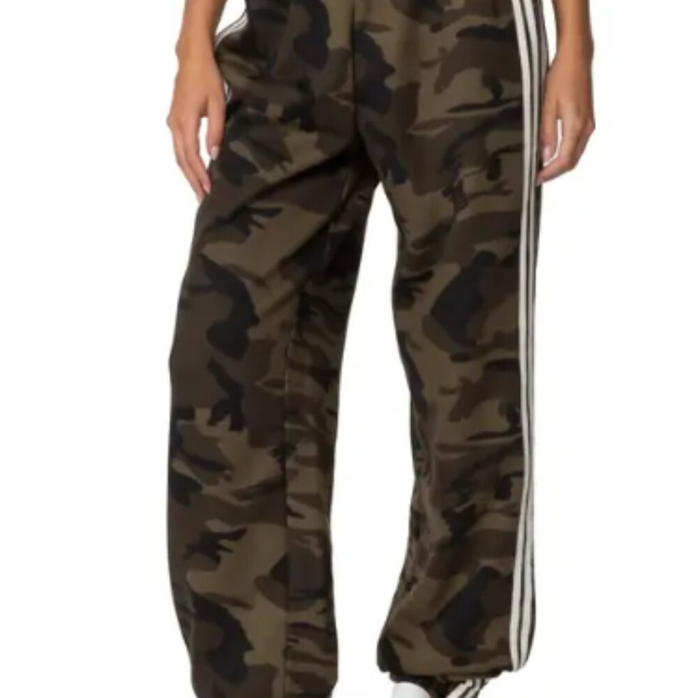 EDIKTED Camo Contrast Stripe Sweatpants